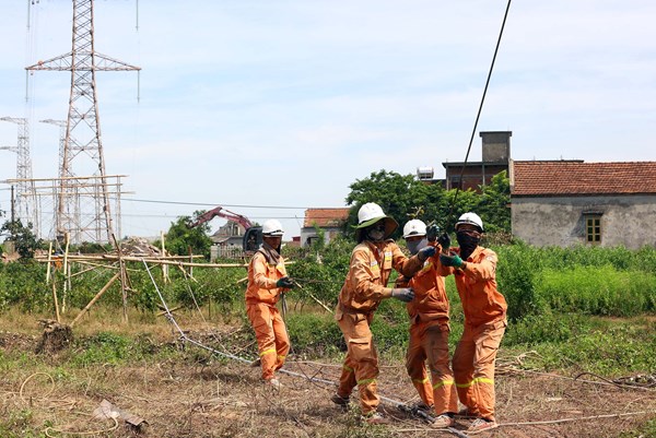 Đường dây 500 kV mạch 3 trên chặng đường “về đích” - Bài 2: Vượt nắng – thắng tiến độ