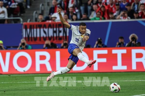 EURO 2024: Mbappe bị gẫy mũi, đứng trước nguy cơ rời giải sớm