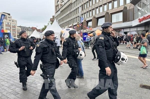 Cảnh sát Anh bắt giữ cổ động viên bóng đá quá khích ngay sau khi trở về từ Đức