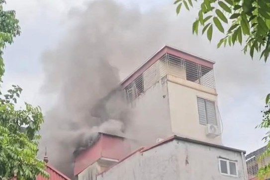 Xử lý nhanh đám cháy nhà dân ở Cầu Giấy (Hà Nội)