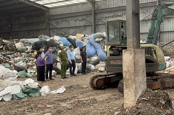 Quảng Ninh tiêu hủy gần 25 tấn chân gà đông lạnh không rõ nguồn gốc