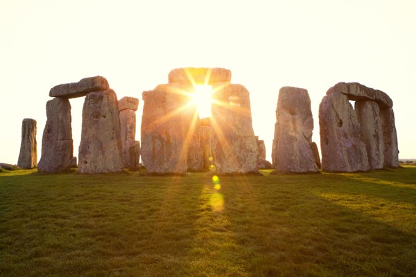 Anh: Du khách đổ xô đến Stonehenge ngắm bình minh ngày Hạ chí