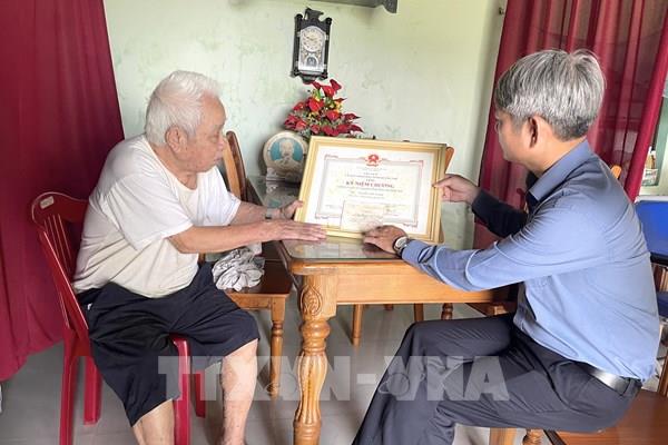 Người dân mòn mỏi chờ được cấp đổi các Huân chương, Huy chương Kháng chiến bị hư hỏng