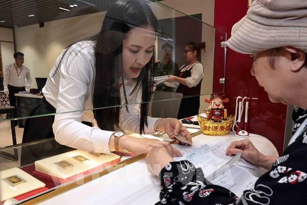 Giá vàng miếng SJC ổn định sau gần 2 tháng bán vàng qua ngân hàng thương mại