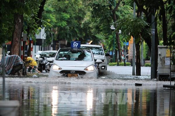 Mưa lớn lại "nhấn chìm" nhiều tuyến phố ở Hà Nội