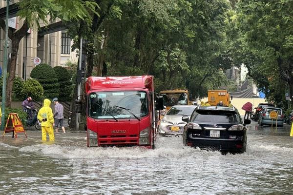 Khẩn trương tiêu thoát nước các điểm ngập, úng sau mưa lớn ở Hà Nội