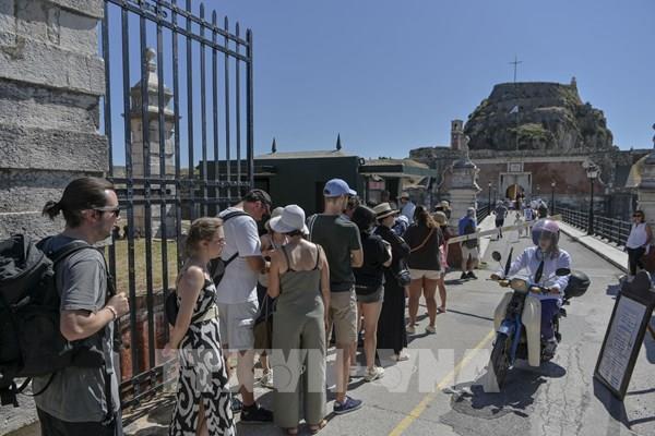 Cảnh báo nắng nóng với du khách nước ngoài đến Hy Lạp