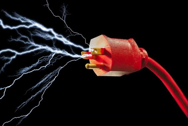 Trèo trạm biến áp gỡ diều, một trẻ bị điện giật tử vong