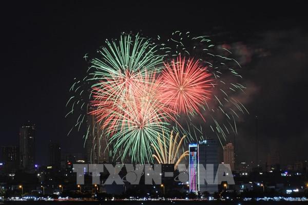 Vỡ òa cảm xúc khi xem bữa tiệc pháo hoa "Made of Fairy Tales - Thế giới thần tiên”