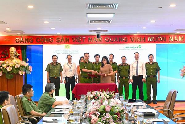 Ngân hàng đầu tiên khai thác Dịch vụ xác thực điện tử của Bộ Công an 