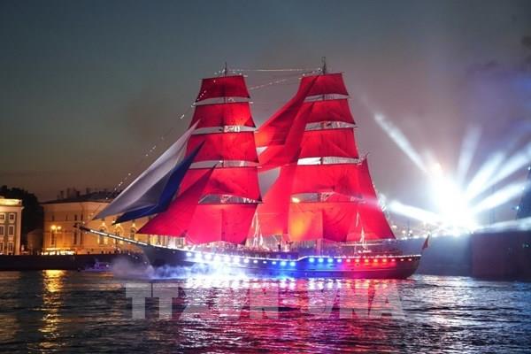 Độc đáo Lễ trưởng thành của học sinh phổ thông Nga