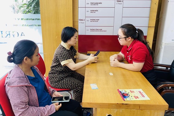 Agribank hỗ trợ khách hàng thu thập sinh trắc học ngay tại quầy giao dịch