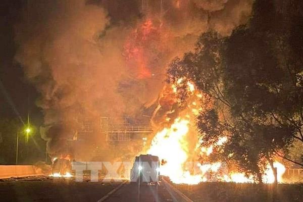 Hải Dương: Dập tắt đám cháy trên cao tốc Hà Nội - Hải Phòng trong đêm