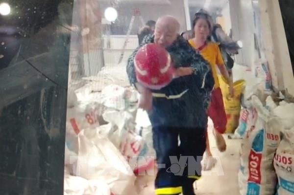 Hà Nội: Đưa cụ bà 92 tuổi ra khỏi khu vực cháy an toàn