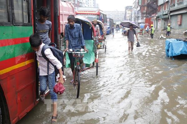 Mưa lớn gây lũ lụt ảnh hưởng tới người dân khu vực Nam Á
