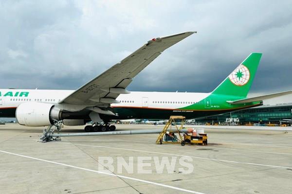 Máy bay va cột đèn chiếu sáng tại sân bay Tân Sơn Nhất, hành khách đều an toàn