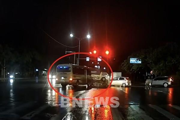 Điều tra lái xe khách vượt đèn đỏ, đâm lật ô tô tải rồi bỏ chạy