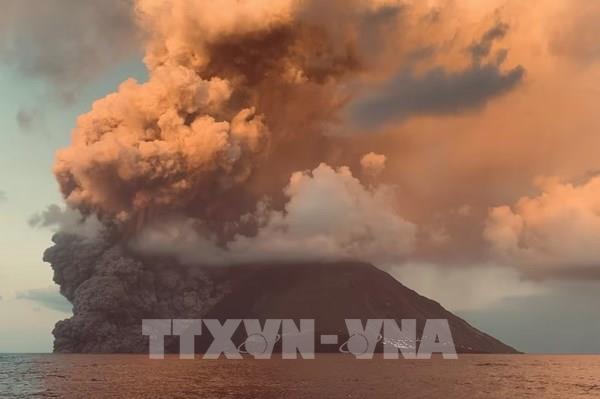 Italy nâng cảnh báo do hai núi lửa cùng lúc phun trào