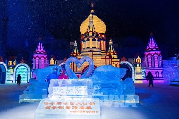 Bữa tiệc ánh sáng tại công viên băng tuyết trong nhà lớn nhất thế giới