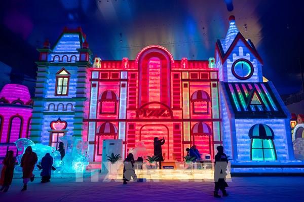 "Bữa tiệc" ánh sáng tại công viên băng tuyết trong nhà lớn nhất thế giới
