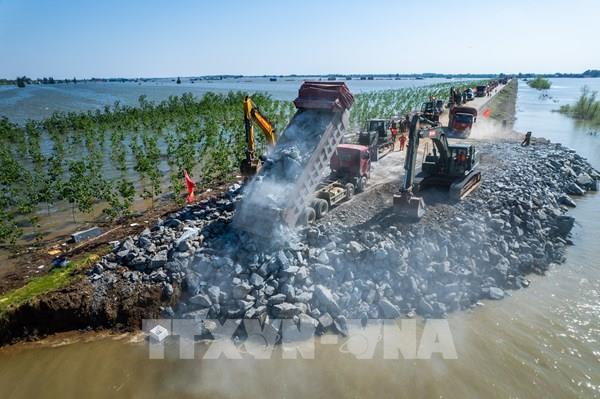 Trung Quốc: Mưa lũ đe dọa bờ kè sau vụ vỡ đê bao hồ Động Đình