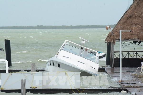 Bão Beryl tràn vào bang Texas, gây sóng mạnh nguy hiểm ven biển