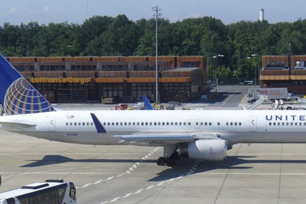 Máy bay của United Airlines hạ cánh khẩn cấp do rơi bánh đáp