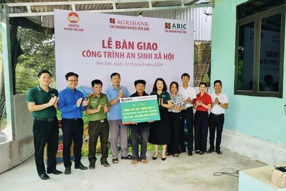 Bảo hiểm Agribank trao kinh phí hỗ trợ xây dựng nhà ở cho gia đình khó khăn