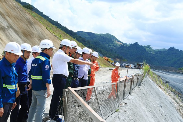 Đốc thúc tiến độ Dự án Nhà máy Thủy điện Hòa Bình mở rộng