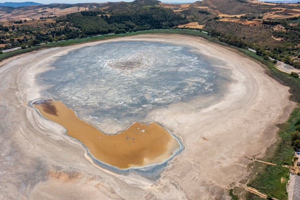 Hồ nước tự nhiên duy nhất ở Sicily trơ đáy