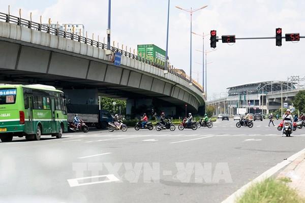 Dự kiến cấm xe tải qua cầu vượt thép Thủ Đức để thi công cầu bộ hành metro số 1