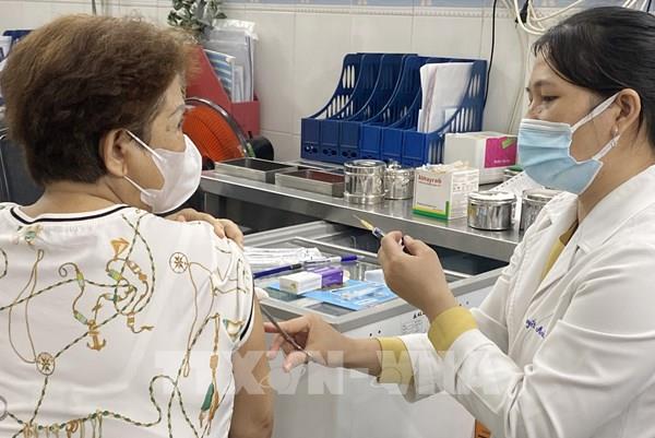 Thành phố Hồ Chí Minh: Người dân đổ xô đi tiêm vaccine phòng bệnh bạch hầu