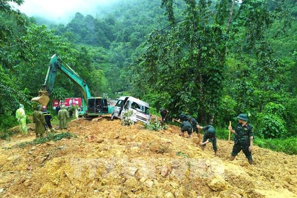 Hà Giang: Sạt lở đất vùi lấp ô tô khách 12 người thương vong