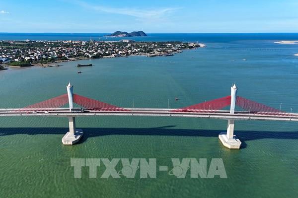 Ấn tượng những cây cầu vượt sông Lam nối Nghệ An - Hà Tĩnh