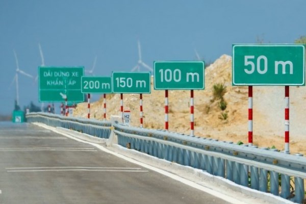 Giải mã biển báo 0-50-100-150-200m trên cao tốc: Bí quyết lái xe an toàn