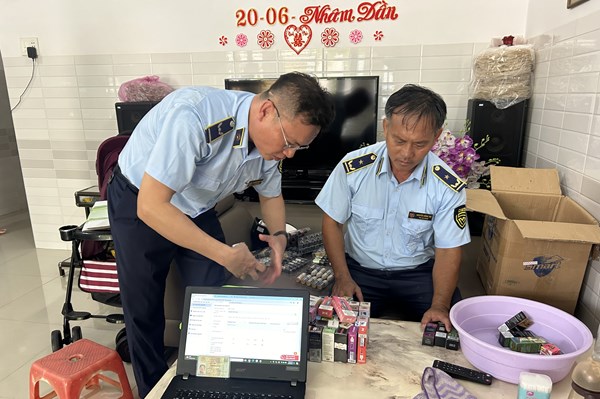 Liên tiếp phát hiện, xử lý các cơ sở kinh doanh thuốc lá điện tử và phụ kiện nhập lậu 