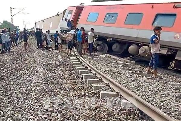 Thương vong tăng trong vụ tàu hỏa chở khách bị trật bánh ở Ấn Độ
