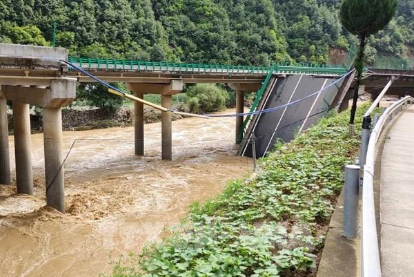 Vụ sập cầu tại Trung Quốc: Hơn 40 người thiệt mạng và mất tích