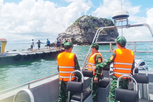 Quảng Ninh: Cứu nạn thành công 7 ngư dân gặp nạn trên biển