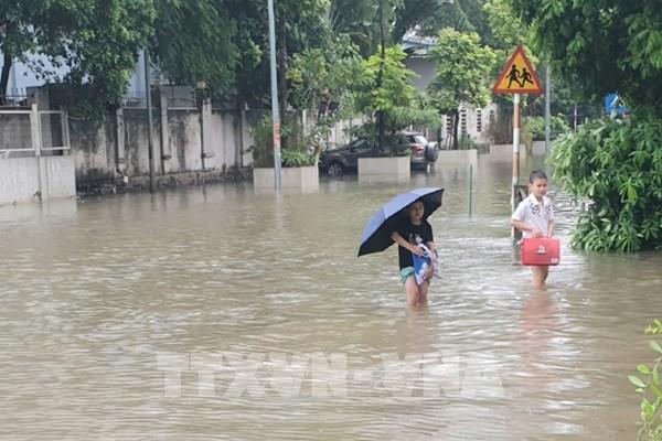 Hà Nội: Mưa kéo dài, nhiều tuyến phố bị ngập sâu, gây khó khăn cho người đi đường