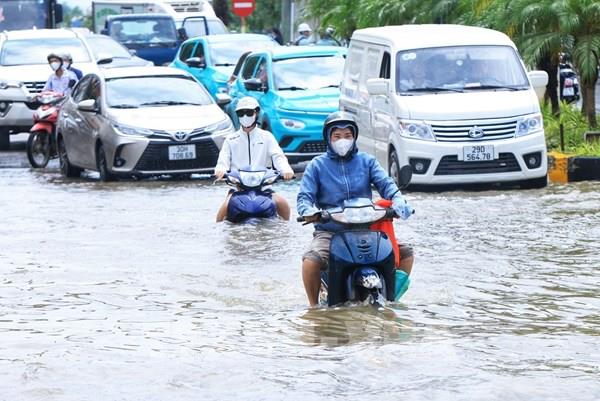 Hà Nội còn nhiều điểm ngập úng cục bộ trên tuyến Đại lộ Thăng Long