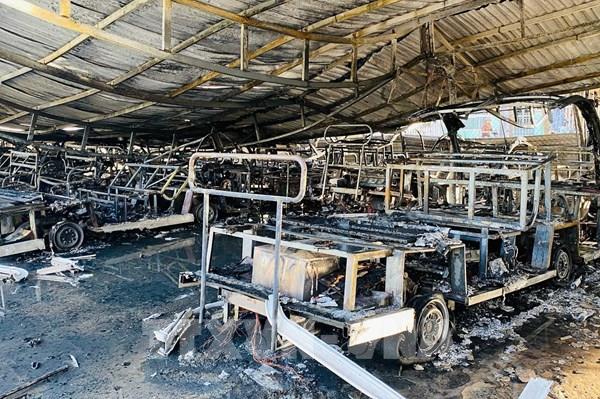 Cháy lớn thiêu rụi hàng loạt xe điện du lịch ở Hội An