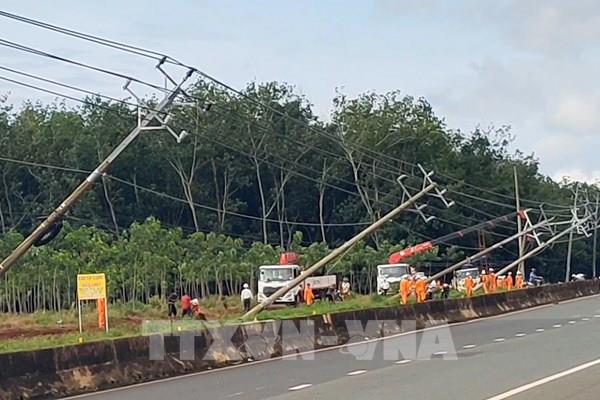 Vụ hàng loạt trụ điện gãy, đổ: Nguyên nhân do thiên tai