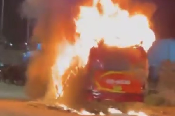 Thanh Hóa: Xe khách cháy trơ khung trên cao tốc, 30 hành khách thoát nạn