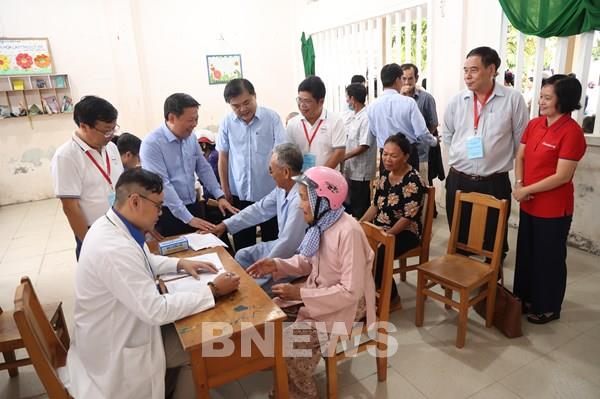 TTXVN phát thuốc miễn phí và tặng quà cho gia đình nghèo