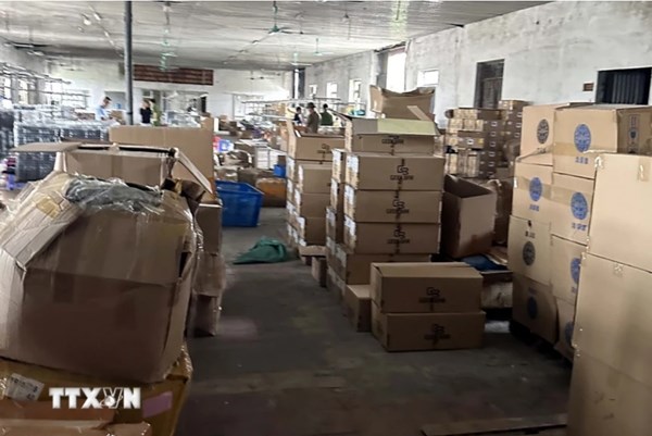 Indonesia triệt phá kho hàng nhập khẩu trái phép trị giá 2,5 triệu USD