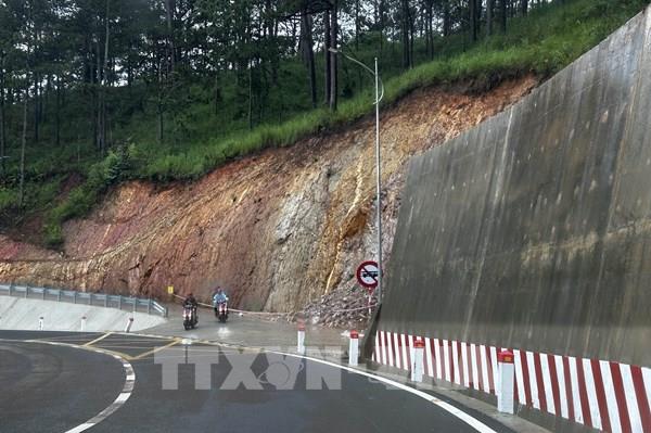 Phát hiện, xử lý vết nứt cục bộ trên đèo Prenn Đà Lạt