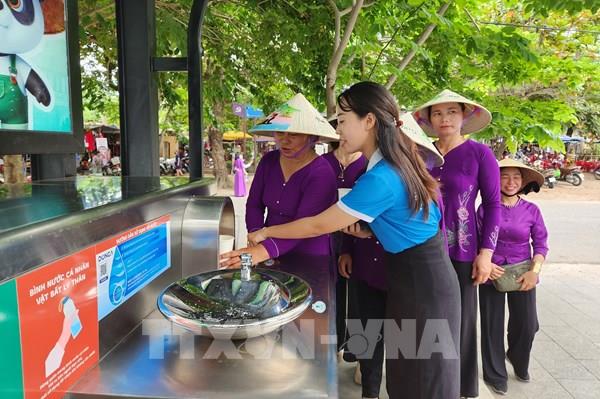 Vận hành trạm nhà chờ và máy cấp nước miễn phí tại các điểm du lịch ở Huế