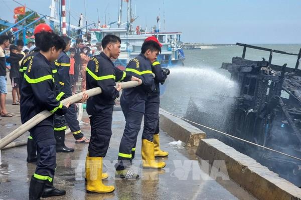 Khống chế đám cháy tại 4 tàu cá neo đậu tại cảng Ninh Chữ (Ninh Thuận)