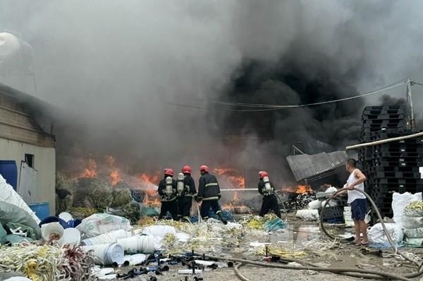 Thanh Hóa: Cháy lớn tại xưởng thu mua phế liệu